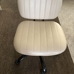 Bonita Silla Color Beige En Buenas Condiciones Se Baja Y Sube