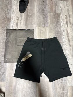 black essential shorts
