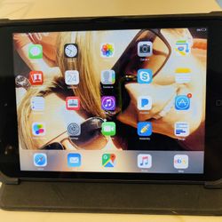 **Apple IPad Mini Like New W/ Cover**