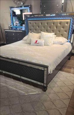 Hablamos Español y financiamos🙋
Brand New! 6pc Queen/king Bedroom Set😍
Take it home with $49down