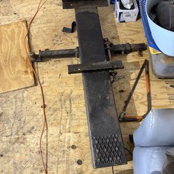 Leaf loader swing away hitch