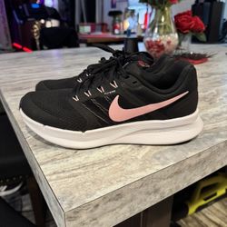 Women’s Size 9 Brand New Nike 