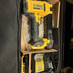 DeWalt 20V Cable Stapler Kit (DCN701) – Battery & Charger – Tool Needs Repair