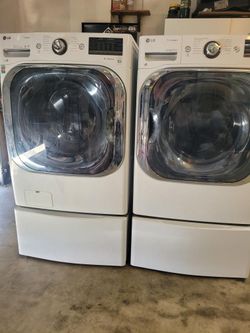 XL 5.2 cu ft LG Washer And Gas Dryer