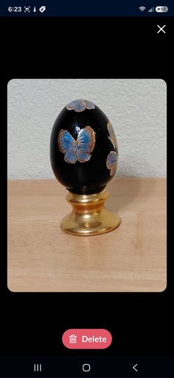FENTON GLASS LIMITED EDITION HAND PAINTED BLUE EGG ON bRASS PESTAL MANY BUTTERFLIES