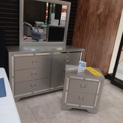 *Weekly Feature!!!*---Charming Jasmine Queen/King Bedroom Sets---From $699!!!---Delivery And Financing🤭