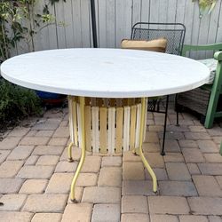 Vintage 1970s Mid Century Modern 42” Outdoor Patio Dining Table 