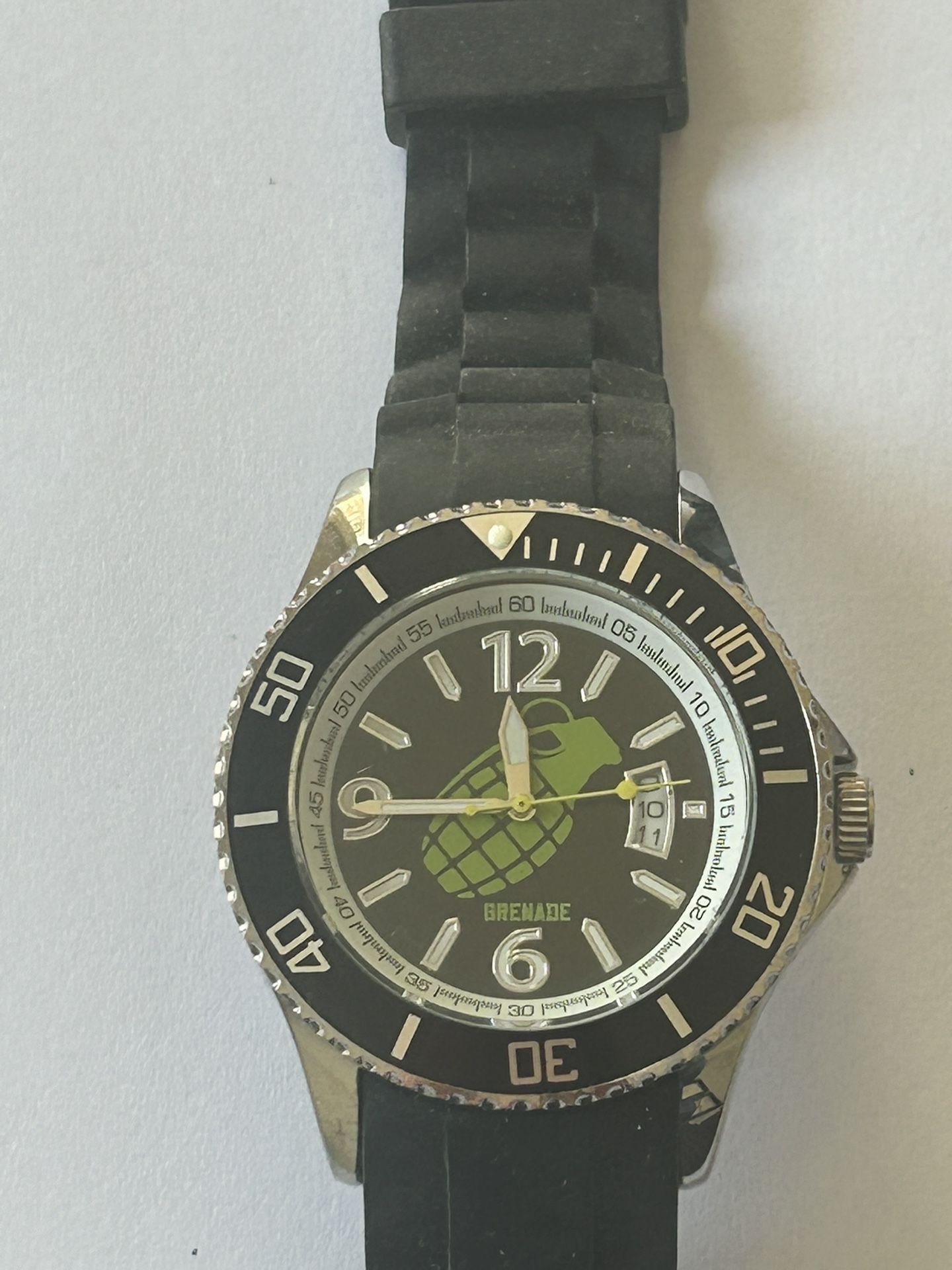 Nice Men’s Grenade Diver Style Watch Date Window