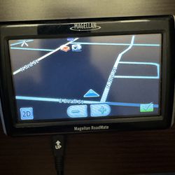 Magellan GOS RoadMate 1470 4.7 Touchscreen W Cord And Case