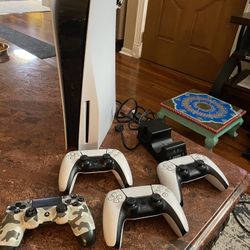 PlayStation 5 PS5 With 4 Controllers Works Great