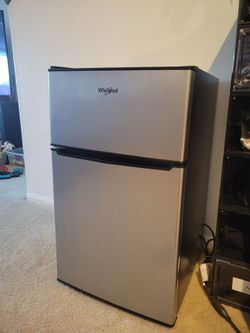 Whirlpool 3.1 cu ft Mini Refrigerator with Freezer (LIKE NEW)