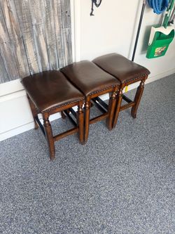 Saddle bar stools