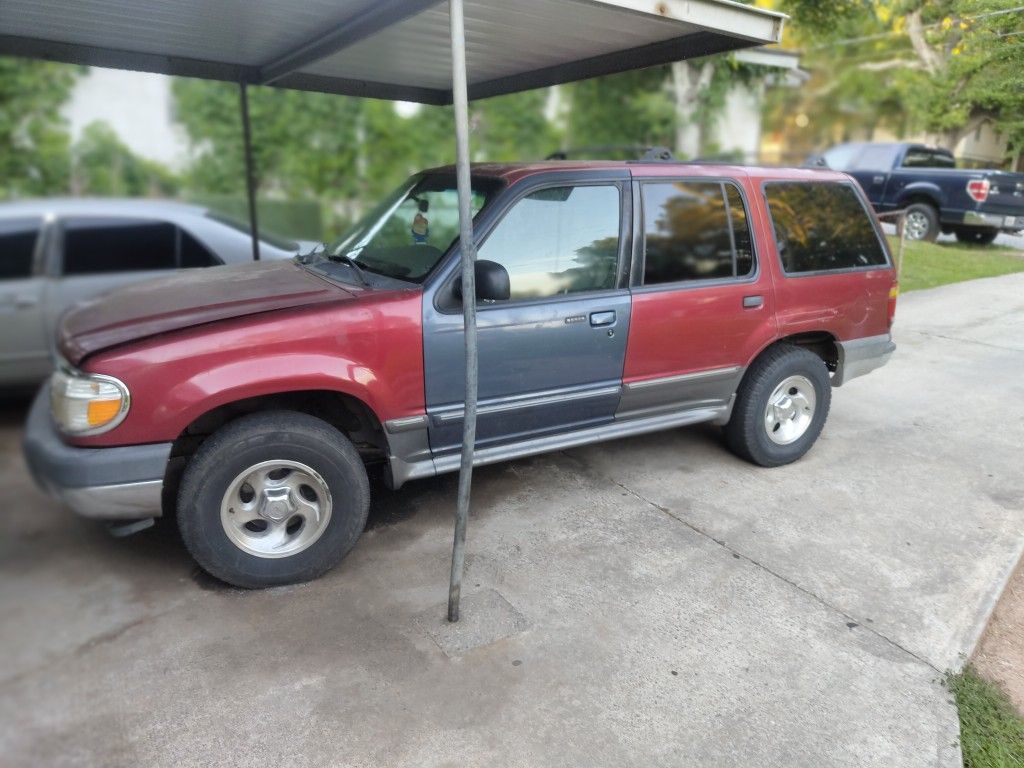 2000 Ford Explorer