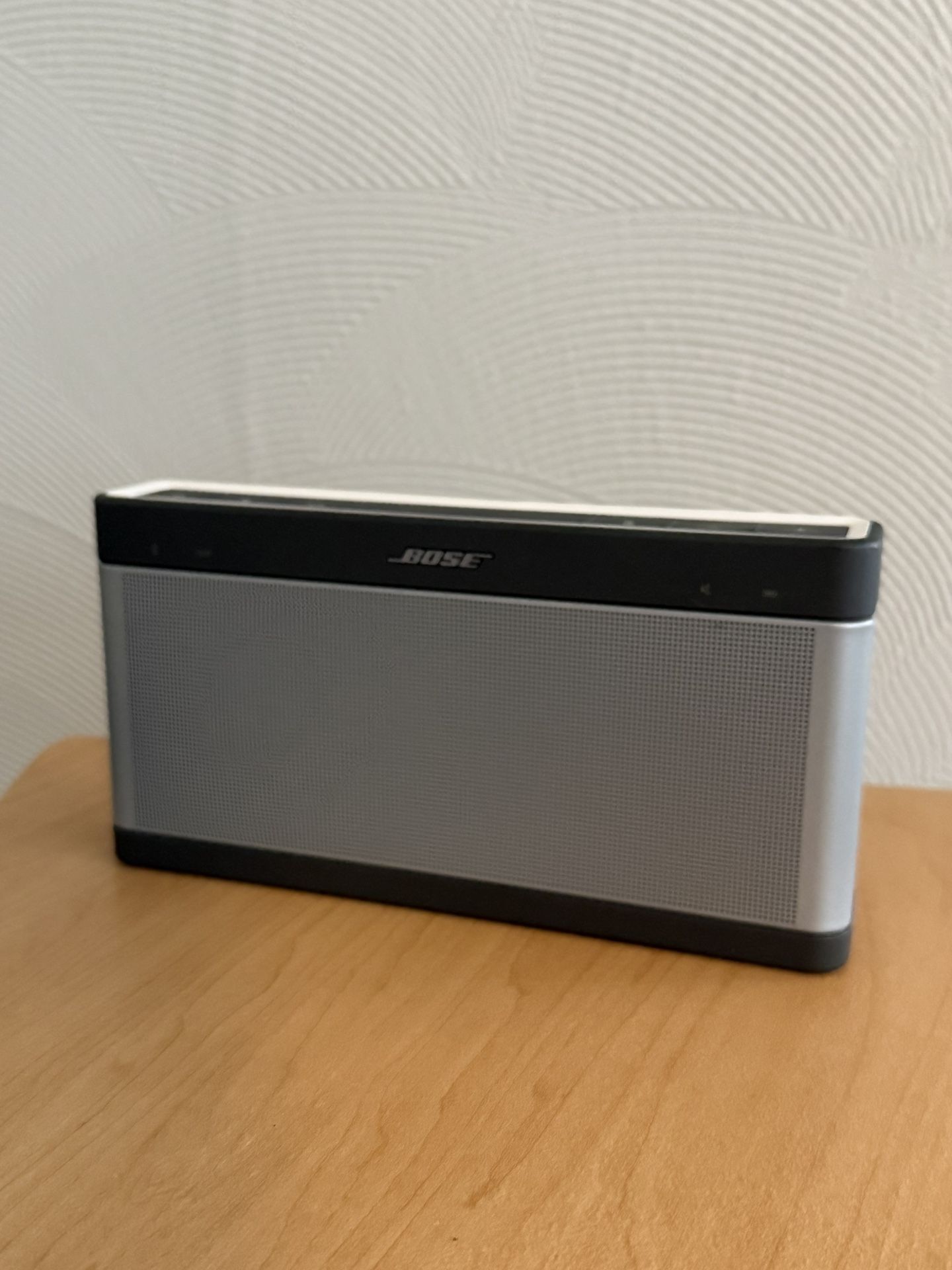 BOSE SOUNDLINK III 3 - LIKE NEW CONDITION W/ OEM CHARGER