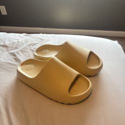 Yeezy Slide 