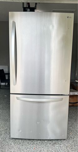 LG Bottom Freezer Refrigerator w/ Ice Maker (Used-Good Condition)