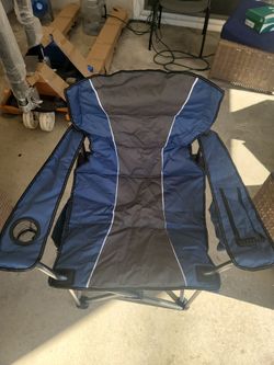Oversized Folding Camp Chair with Built-In Cooler Bag (400-lb Capacity)