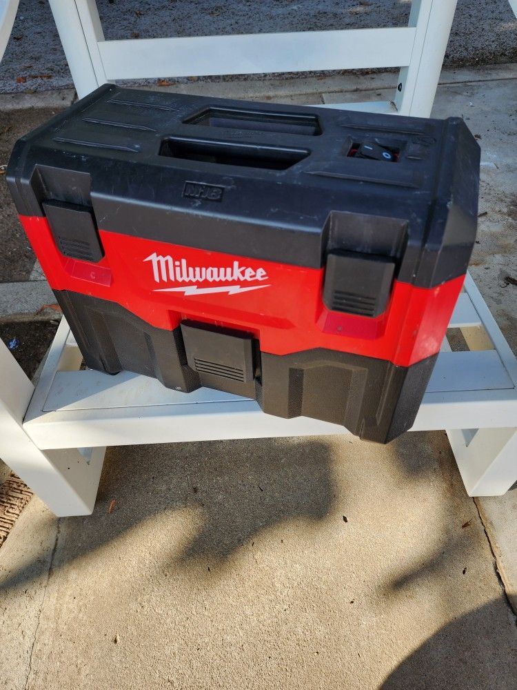 Milwaukee M18 Vacuum