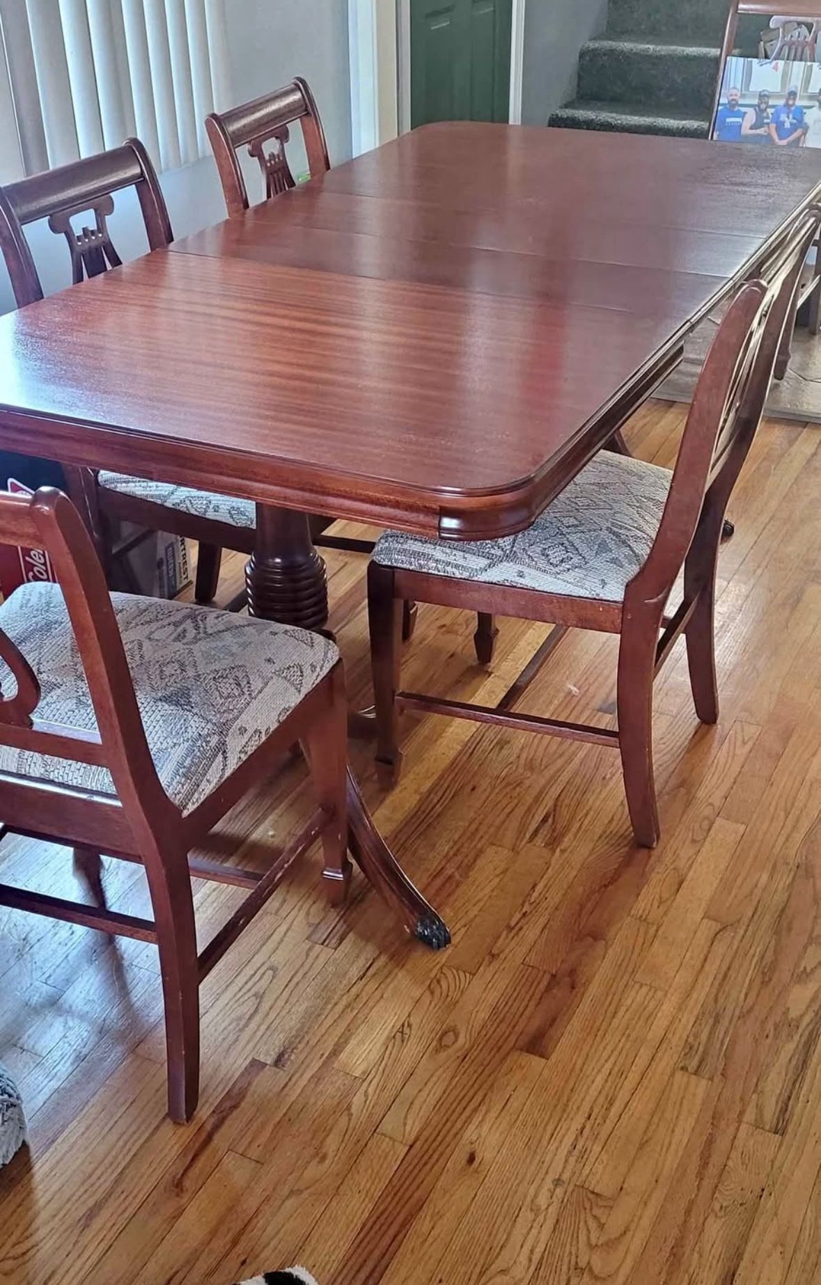 Vintage Table 2 Leafs five chairs $150