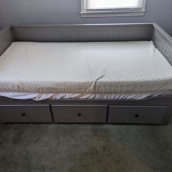 Daybed - Pulls out to full King size