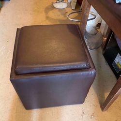 Last Chance Faux leather stool does not open