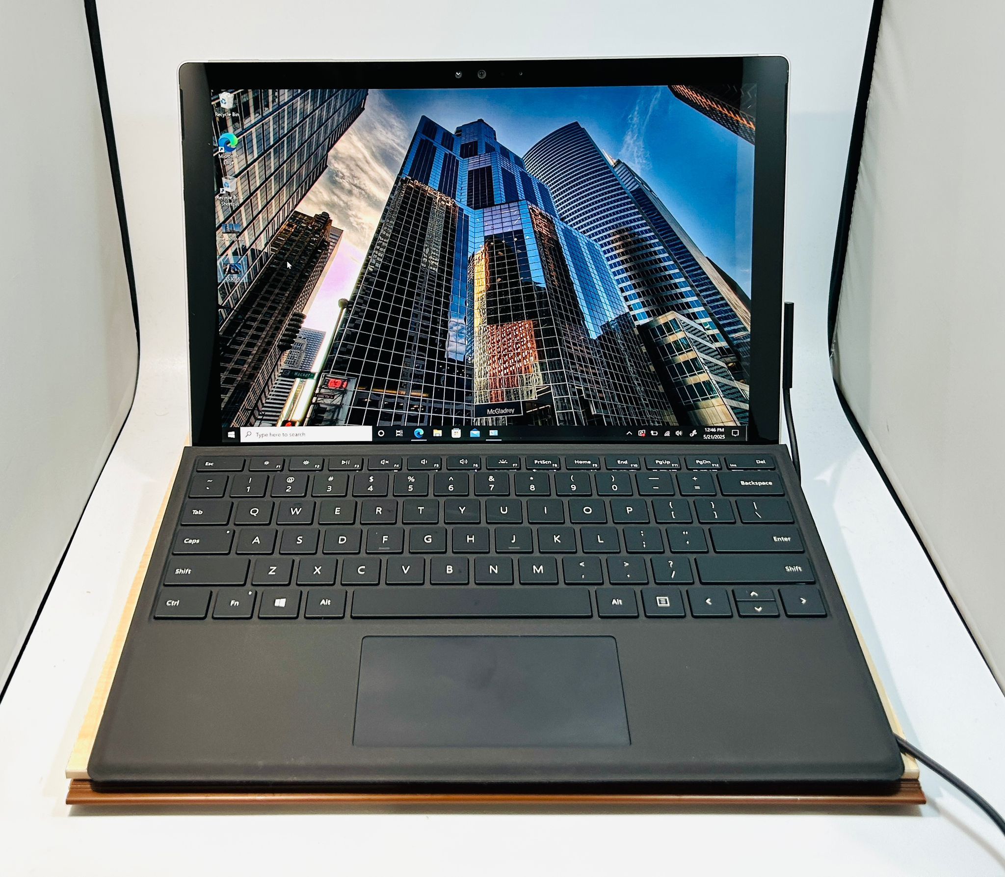 Microsoft Surface Pro 4 Core i5-6300 4GB 128GB SSD Windows 10 Pro Laptop//Tablet