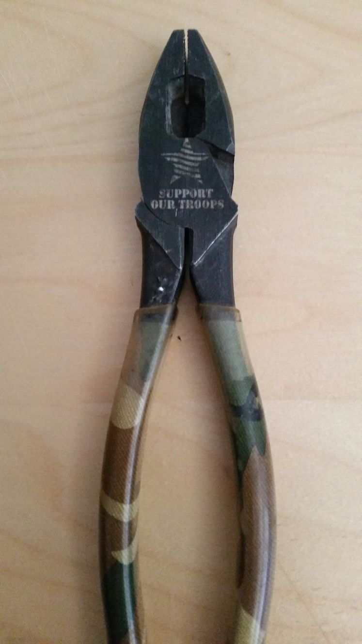 KLEIN TOOLS C2000-9NE LIMITED EDITION CAMO. 9" SIDE CUTTING PLIERS