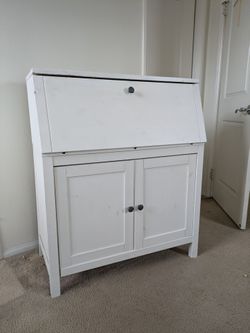 Free white desk/hutch