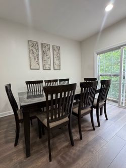 Dining Table Set – Excellent Condition