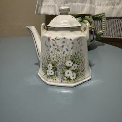  Darling Floral Japanese Teapot With Gold Detail in Octagonal Shape