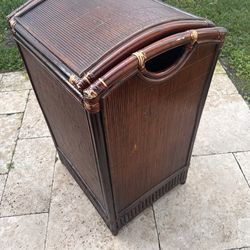 Laundry hamper with lid