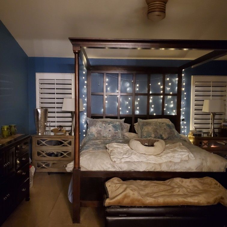 King Canopy Bed, Footboard With Dresser & Mirror