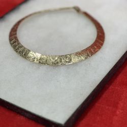 Vintage Gold-Tone Omega Collar Necklace – Elegant Etched Design
