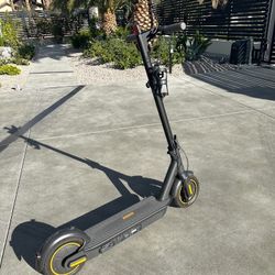 Segway Ninebot Like New 40Mi Range, 18 Mph Max Speed Electric Kick Scooter MAX G30P