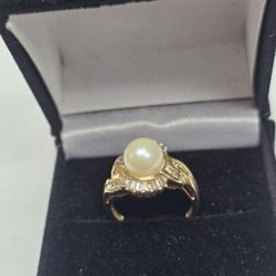14k Gold Ladies Pearl & Diamond  Ring.