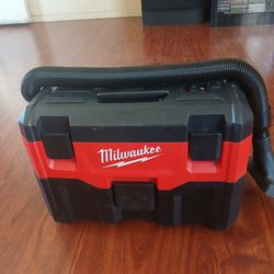 Milwaukee 18v 2 gallon wet/dry vaccum And Battery 5.0