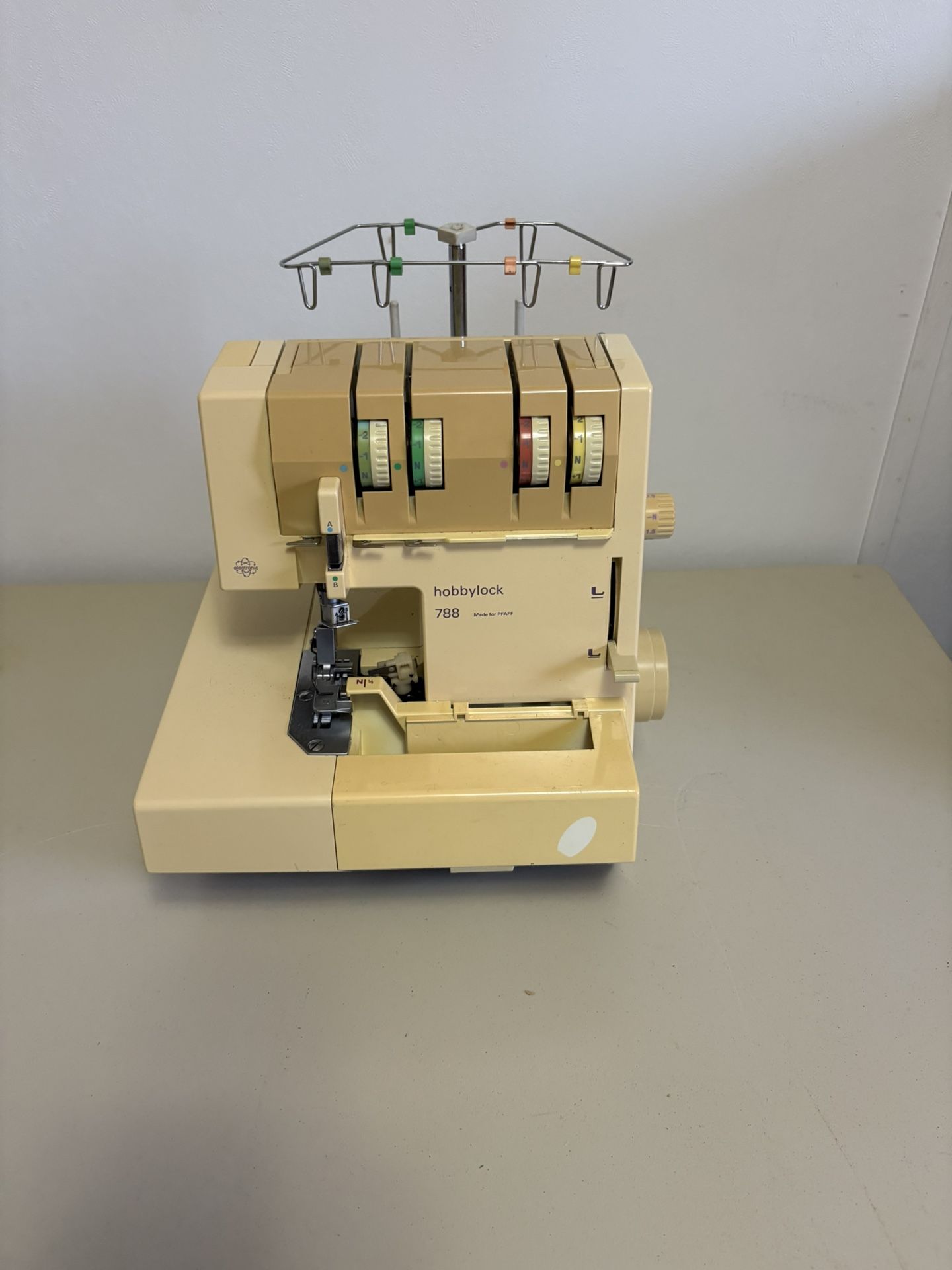 Pfaff Hobby Lock Machine - Model 788