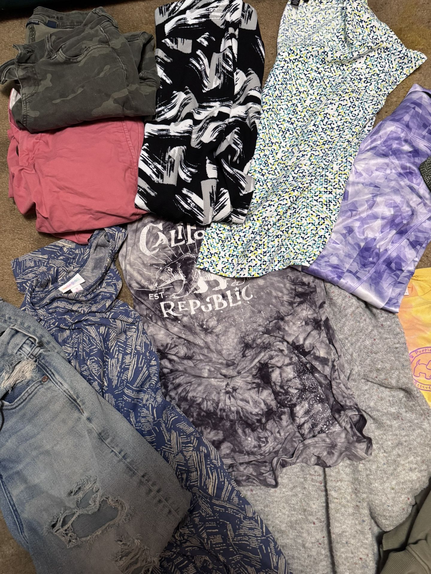 Huge Lot Of Woman’s Clothes