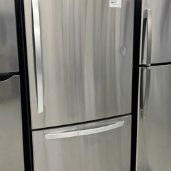 33 in. W 26 cu. ft. Bottom Freezer Refrigerator w/ Multi-Air Flow and Smart Cooling in PrintProof 