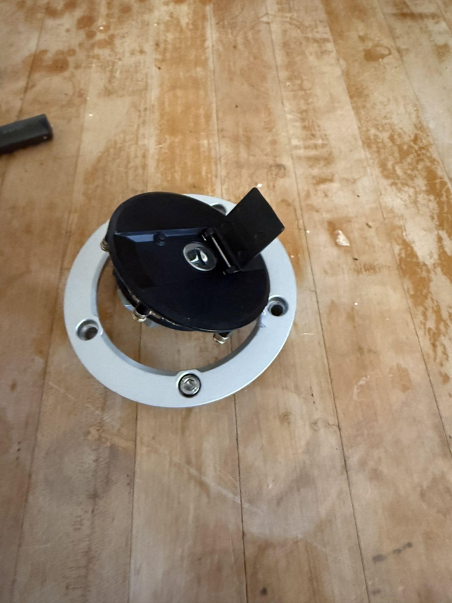 ⛽️ Locking Boat Gas Cap / Marine Fuel Deck Fill – Aluminum 🔧 (No Key) Heavy-duty aluminum locking gas cap for boats, jet skis, or RVs 🛥️ Clean cond