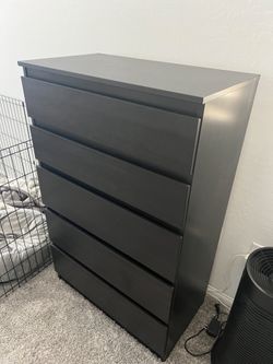 Title: Black Bedroom Furniture Set – Dresser & 2 Matching Nightstands