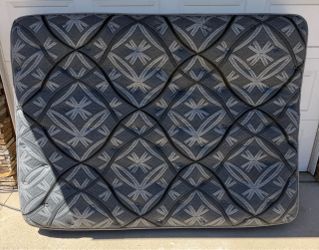 Broyhill By Sealy - Gatewood Ultra Plush Pillow Top Mattress (Queen)