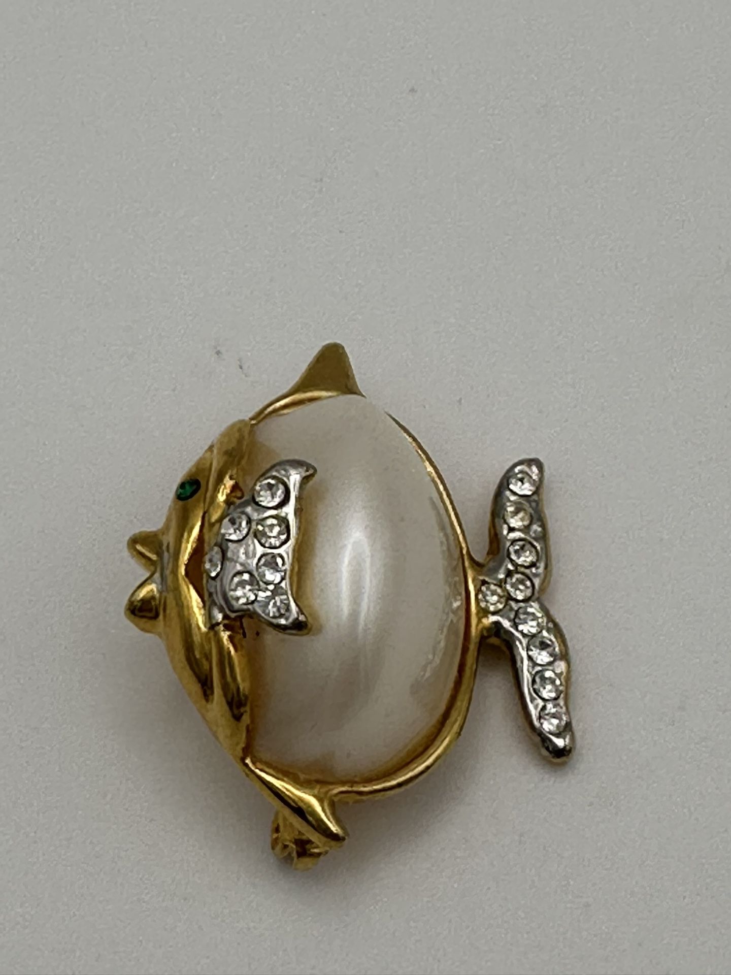 Blister Faux Pearl Puffer Fish Brooch Rhinestones Gold Tone Green Eye Great Condition 