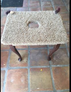 end table/cat scratching post MUST GO!