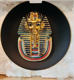 This is an Osiris Porcelain 3D decorative plate featuring the Golden Mask of Tutankhamun.