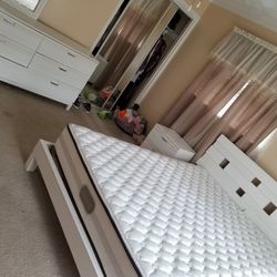 Quen bedroom set
