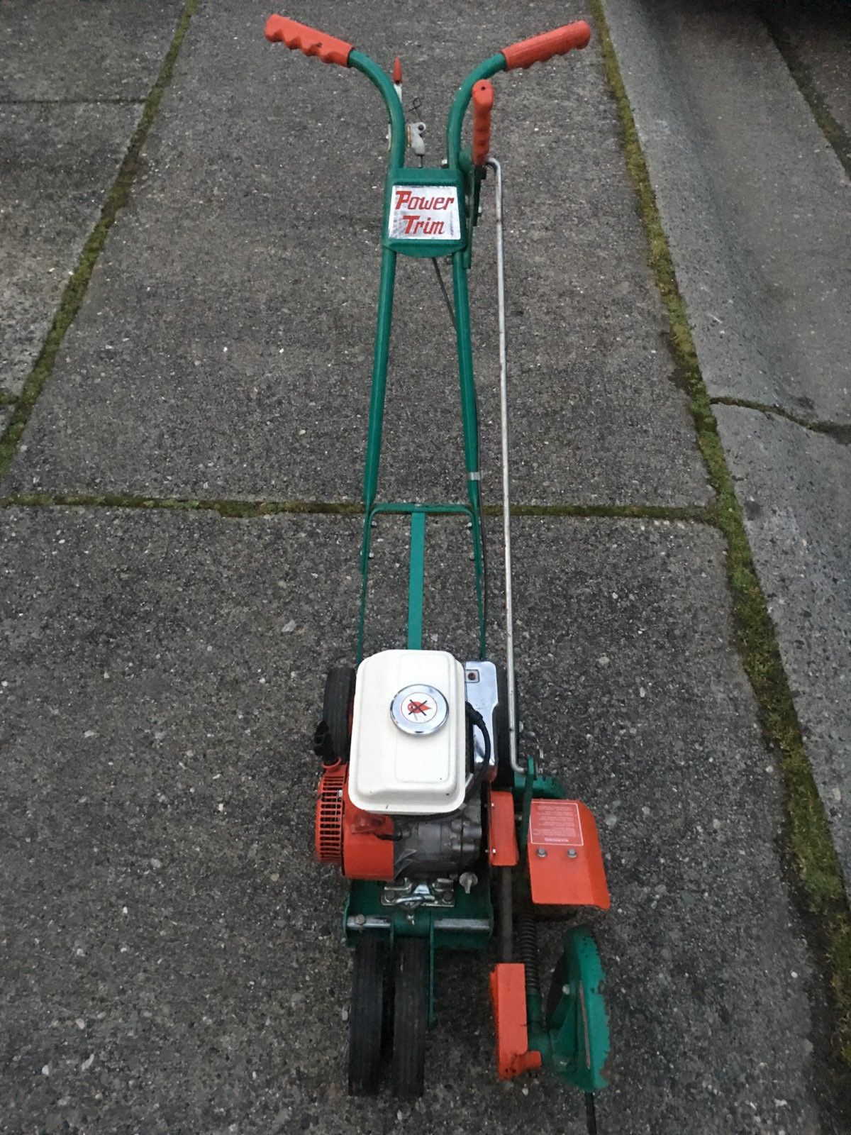 Power trim Lawn Pro Edger Honda Engine 2 2 HP With new blade good Power trim Lawn Pro Edger Honda Engine 2 2 HP With new blade good