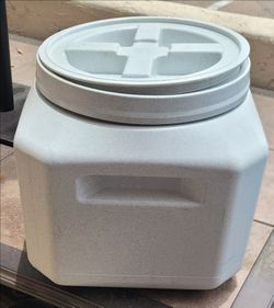Pet food storage bin