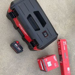 Milwaukee Vacuum 18 V With A 5.0 Battery With Two Filters One Extension