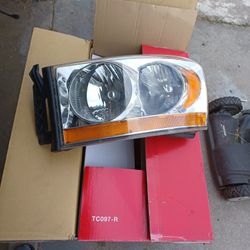 2006 Dodge Ram Truck Head Lights